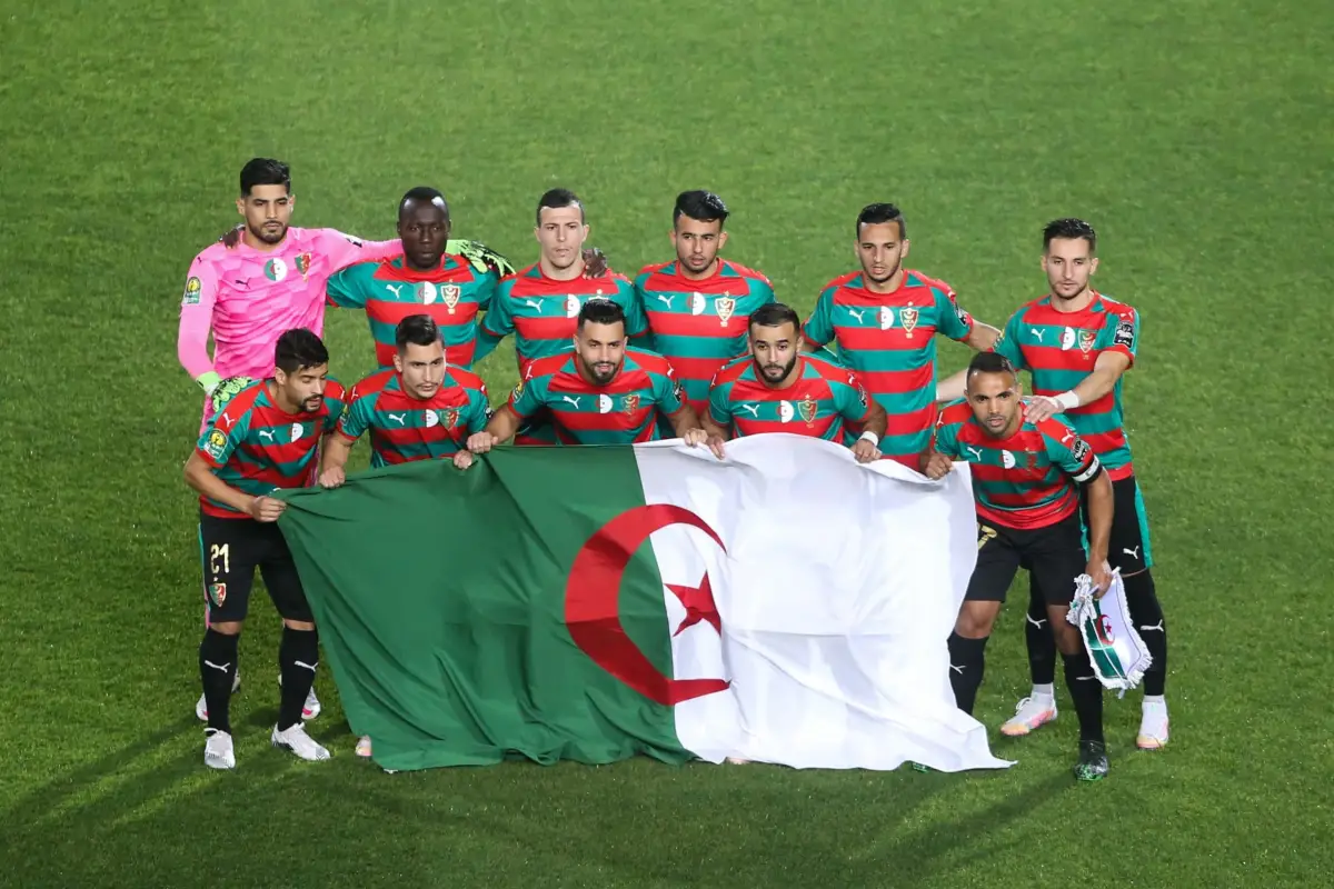 مولودية الجزائر يقيل مدربه بعد أيام من التأهل لربع نهائي دوري أبطال إفريقيا