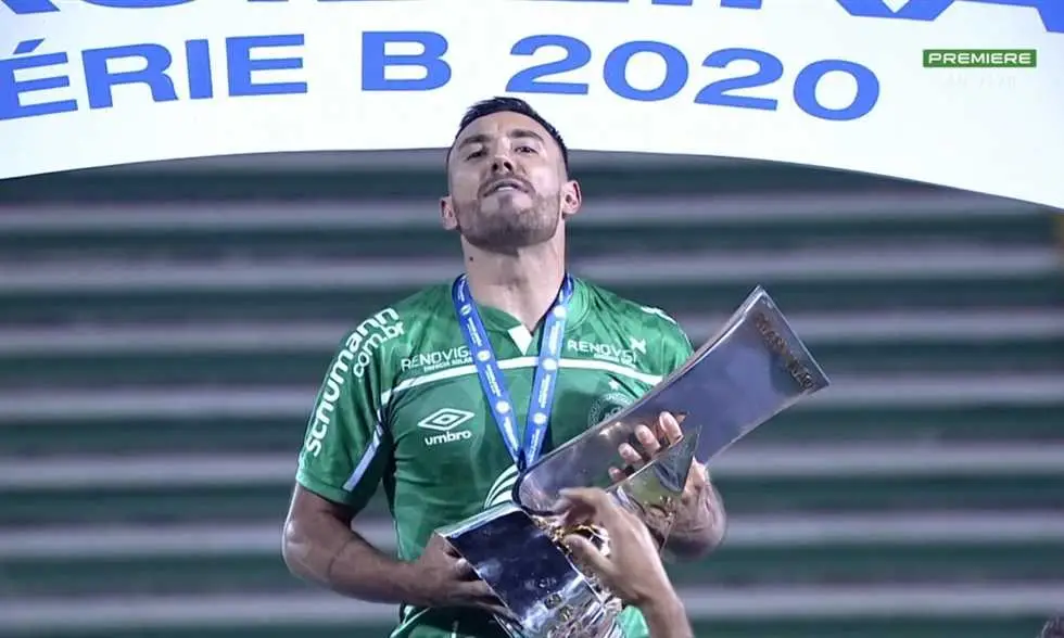 شابيكوينسي بطل الدرجة الثانية البرازيلية.. وروشيل "الناجي" من كارثة 2016 يرفع الكأس