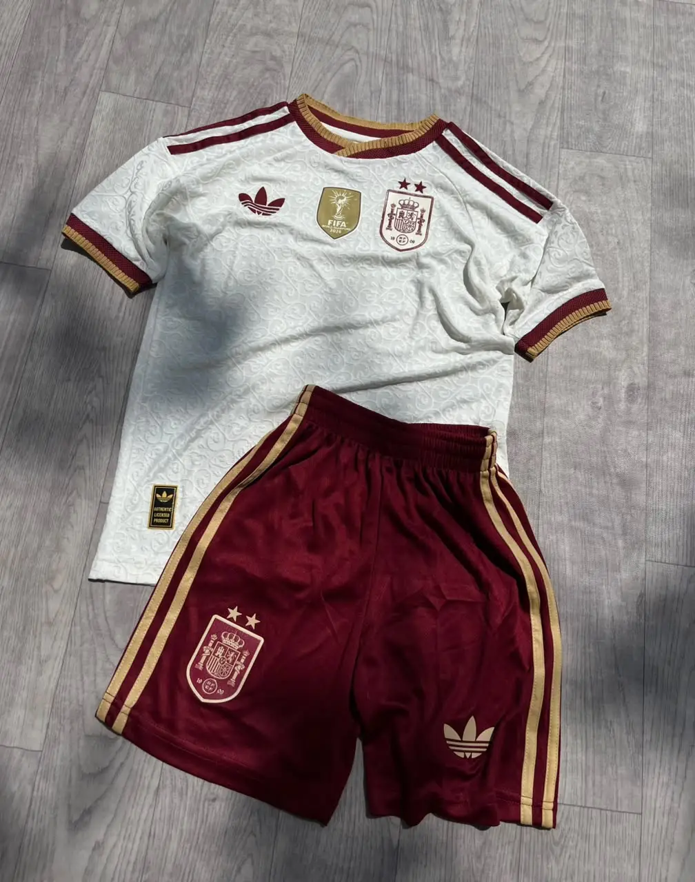 طقم منتخب إسبانيا الاحتياطي 2026/27 للأطفال - نسخة أبطال العالم (نسخة اللاعبين الاقتصادية)