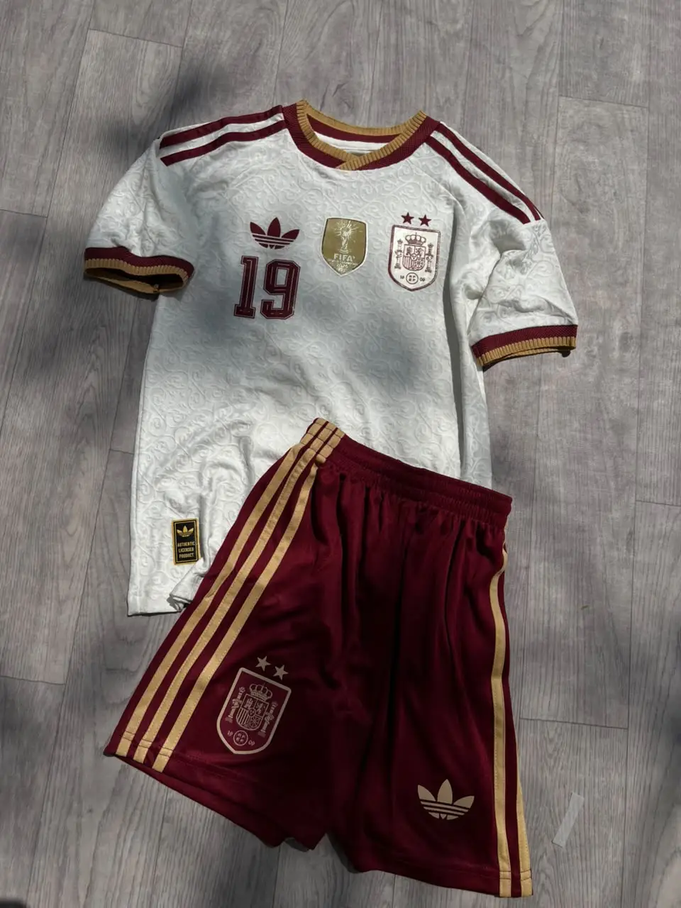 طقم منتخب إسبانيا الاحتياطي 2026/27 للأطفال - نسخة أبطال العالم مع طباعة لامين يامال 19 (نسخة اللاعبين الاقتصادية)