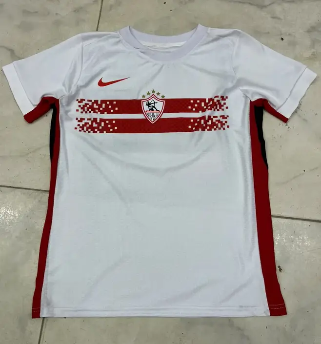 قميص الزمالك الأساسي 2026/27 بشعارات تطريز (عرض)