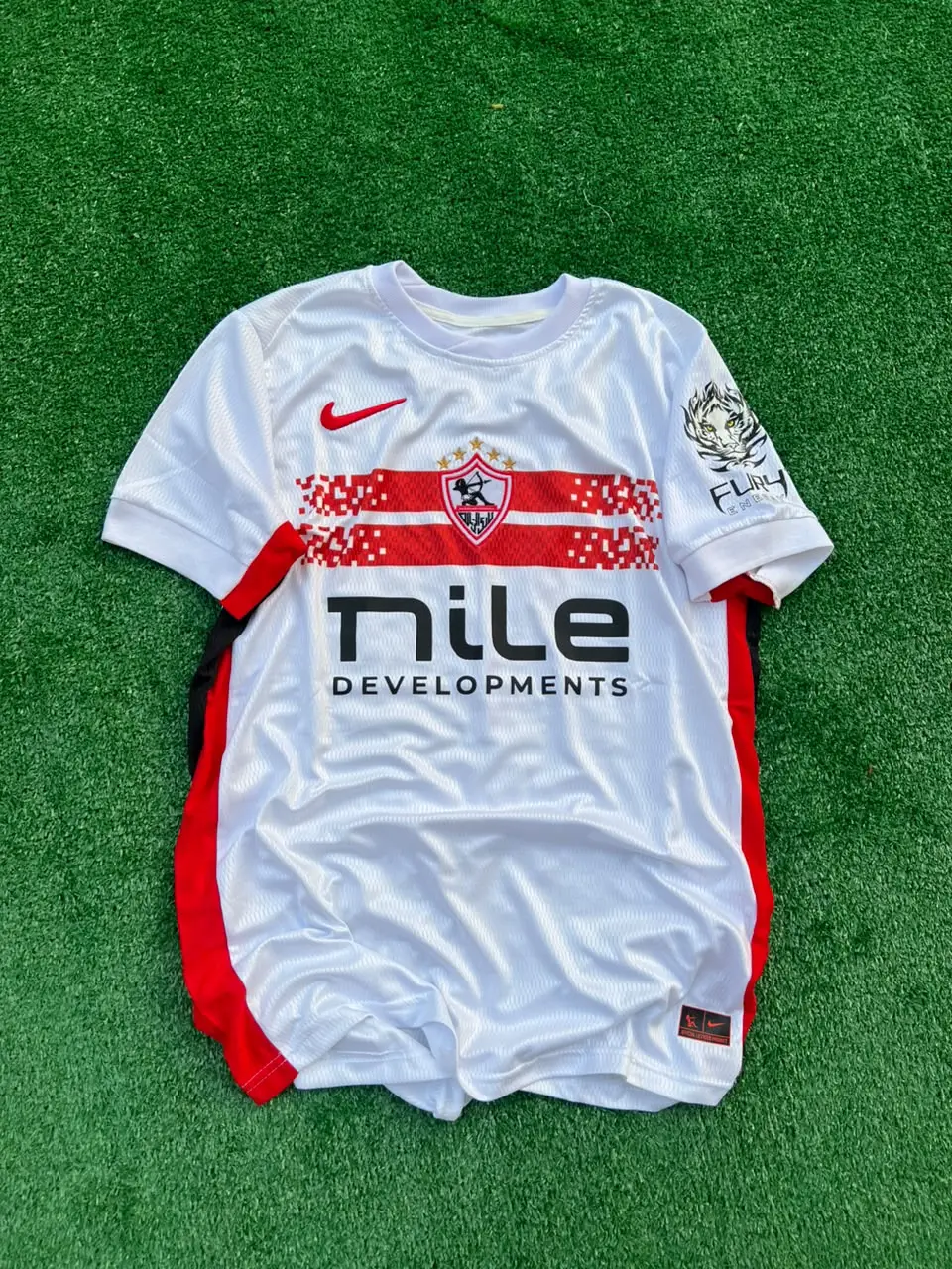 قميص الزمالك الأساسي 2026/27 بشعارات تطريز (عرض)