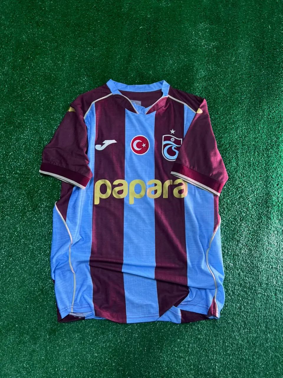 قميص طرابزون سبور الأساسي 2026/27 بشعارات تطريز (عرض)