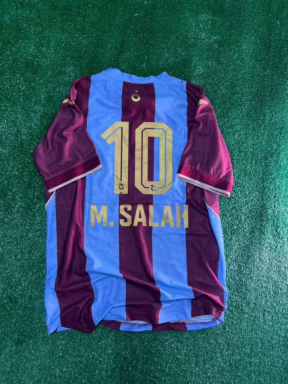 قميص طرابزون سبور الأساسي 2026/27 مع طباعة صلاح 10 بشعارات تطريز (عرض)