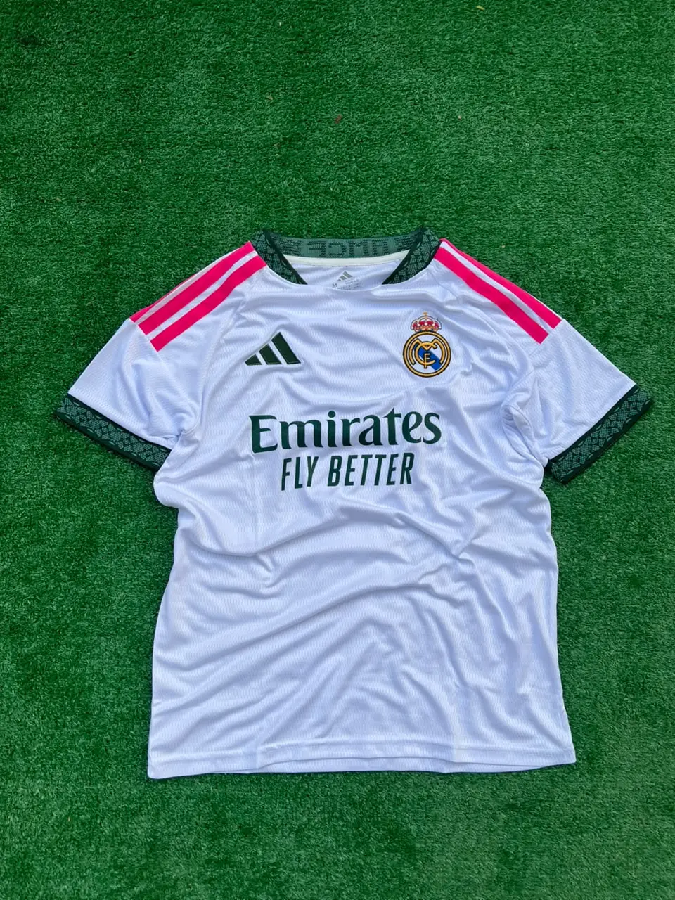 قميص ريال مدريد الأساسي 2026/27 بشعارات تطريز (عرض)